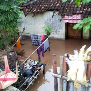 Tak Ada Hujan, Banjir Rendam Pemukiman Warga Tambe