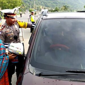 Pengendara Taat Lalu Lintas Dapat Perhatian Dari Gadis Rimpu