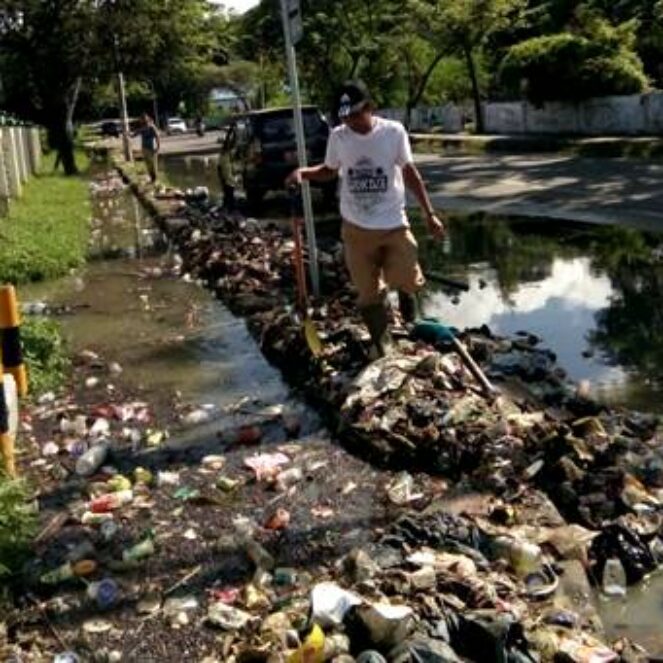 Sampah Penyebab Air Meluap Di Cabang Kantor Walikota Bima