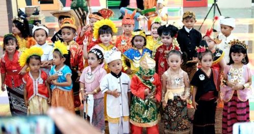 Peringati Hari Kartini dan Hardiknas, PAUD TK Kusuma Bangsa Gelar Festival Busana Daerah - Kabar Harian Bima