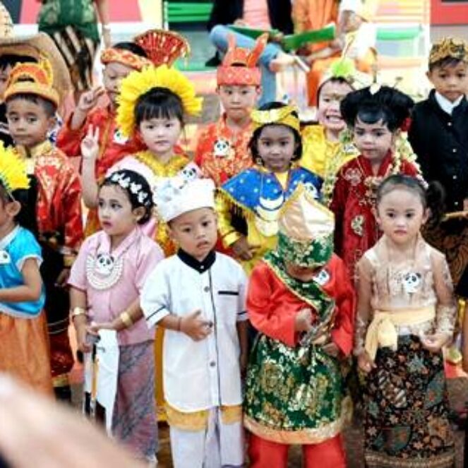 Peringati Hari Kartini dan Hardiknas, PAUD TK Kusuma Bangsa Gelar Festival Busana Daerah