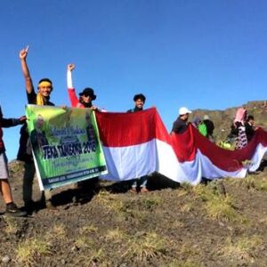 300 Pendaki Tambora Sukses Bentangkan Merah Putih 302 Meter di Puncak