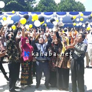 Perpisahan SMAN 1, Guru dan Siswa Lepas Merpati dan Balon