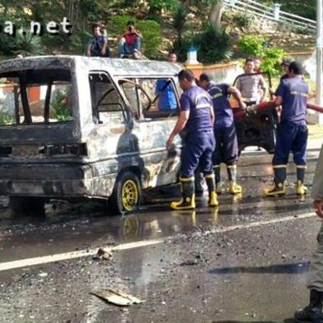 Bemo A Hangus Terbakar di Jalan Soekarno – Hatta