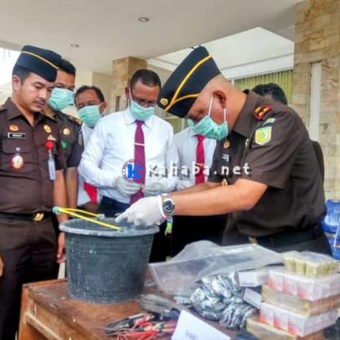 Kejari Bima Musnahkan Barang Bukti Narkoba, Senpi dan Tramadol