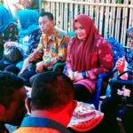 Bupati Bagi-Bagi HP Untuk Ketua RT, Peran Mereka Dinilai Ujung Tombak Pembangunan di Desa - Kabar Harian Bima