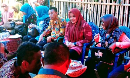 Bupati Bagi-Bagi HP Untuk Ketua RT, Peran Mereka Dinilai Ujung Tombak Pembangunan di Desa - Kabar Harian Bima