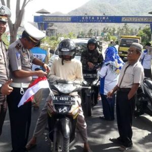 Operasi Gabungan, Polisi Bagikan 300 Bendera Merah Putih