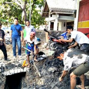 Limbah Cair Tergenang, Drainase Depan Rocket Chicken Dibongkar