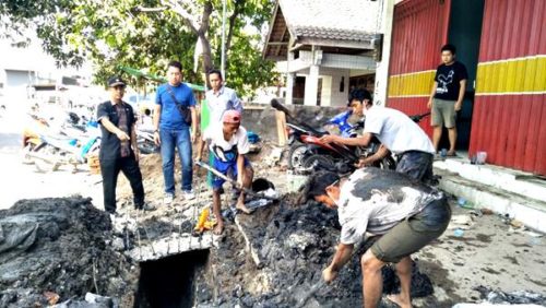 Limbah Cair Tergenang, Drainase Depan Rocket Chicken Dibongkar - Kabar Harian Bima