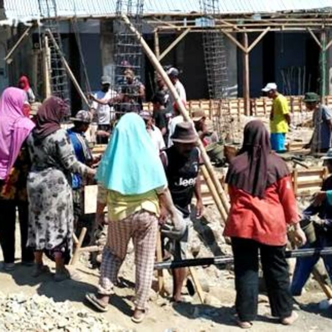 Warga Timu Gotong Royong Bangun Masjid, Ibu-Ibu Tak Mau Ketinggalan