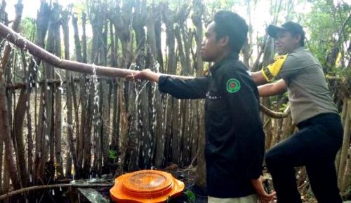 Bhabinkamtibmas Desa Sori Tatanga Bersama IKPMD Bagi-Bagi Air Bersih - Kabar Harian Bima