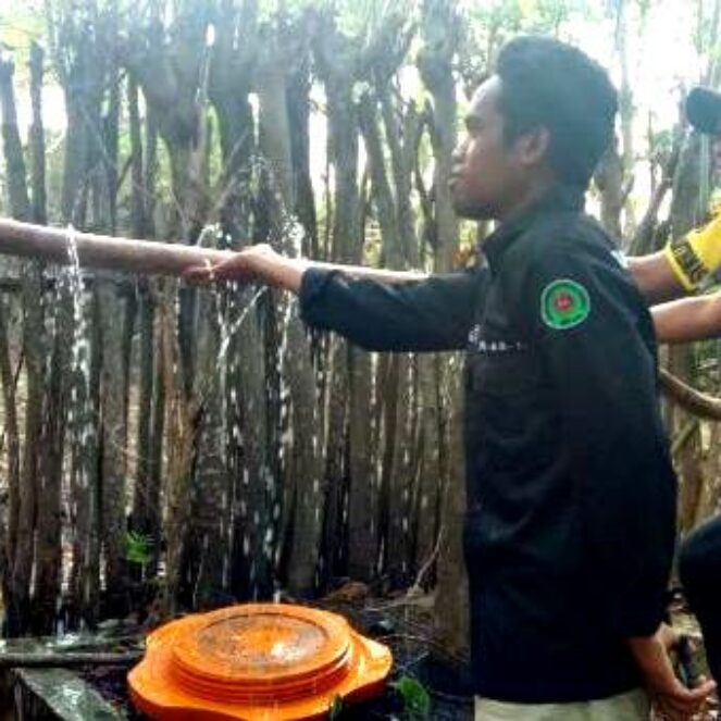 Bhabinkamtibmas Desa Sori Tatanga Bersama IKPMD Bagi-Bagi Air Bersih