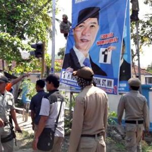 Bawaslu Bersama Pol PP, TNI dan Polri Tertibkan Alat Peraga Kampanye Caleg