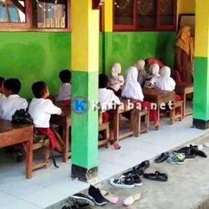 Siswa SDN 3 Sila Belajar di Teras, Perhatian Pemerintah Tak Kunjung Tiba