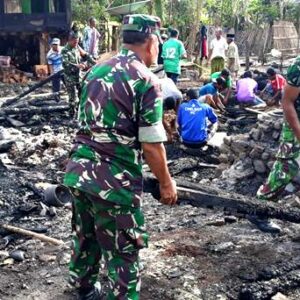 Koramil Wawo Bantu Bersih-Bersih Rumah Korban Kebakaran