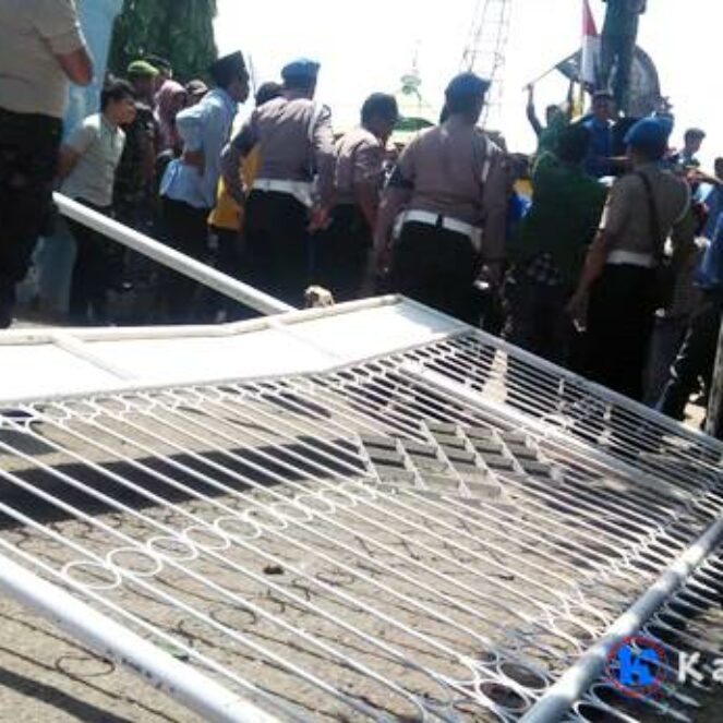 Demo di STIE Bima Bentrok Dengan Polisi, 5 Mahasiswa Diamankan