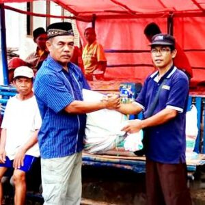 Nasaruddin Bantu Korban Kebakaran Desa Kole