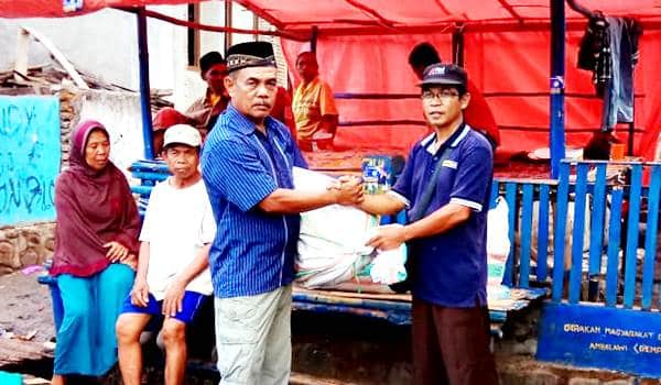 Nasaruddin Bantu Korban Kebakaran Desa Kole - Kabar Harian Bima