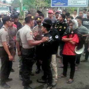 Pemuda dan Mahasiswa Wera Aksi Tuntut Janji Bupati Bima, Jalan Diblokir  