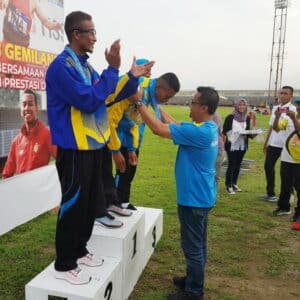 Wawali Bima Kalungkan Medali Emas Untuk Arif Rahman, Pelari 400 Meter
