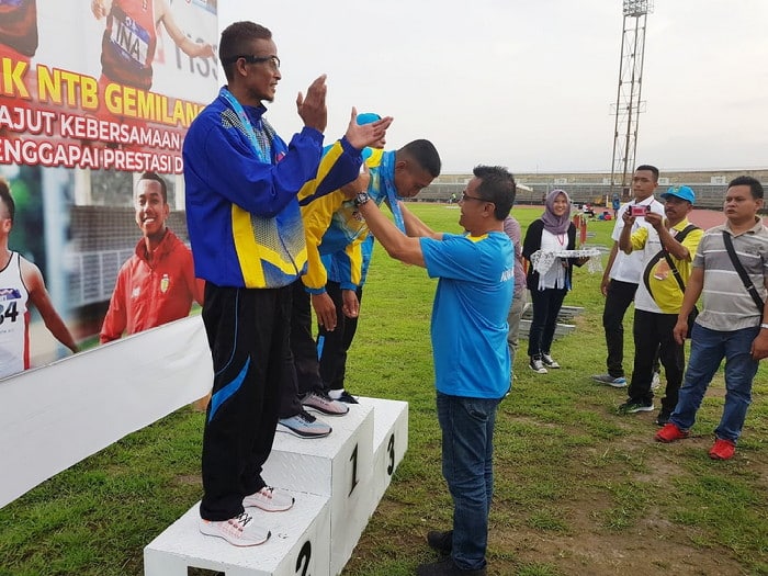 Wawali Bima Kalungkan Medali Emas Untuk Arif Rahman, Pelari 400 Meter - Kabar Harian Bima