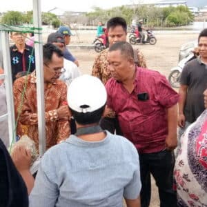 Walikota Bima Serahkan Bantuan Lapak untuk PKL Amahami