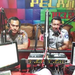 Lewat Radio Pelangi, Kasat Lantas Polres Bima Kota Ajak Masyarakat Disiplin Berlalu Lintas