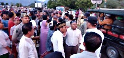 Dilarang Jualan di Taman Amahami, PKL Blokir Jalan - Kabar Harian Bima