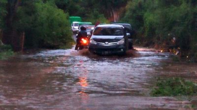Banjir di Perbatasan Kilo-Sanggar, Lalu Lintas Lumpuh, Listrik Masih Padam - Kabar Harian Bima