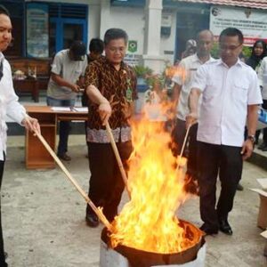 Dukcapil Kota Bima Bakar 11.038 KTP Invalid