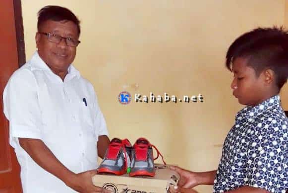 Jarang Sekolah Karena tak Punya Sepatu, Kepala SMPN 3 Bolo Belikan David Sepatu Baru - Kabar Harian Bima