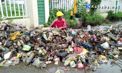 Dinas PUPR Bersihkan Sampah Menumpuk di Selokan Samping Kantor Walikota - Kabar Harian Bima