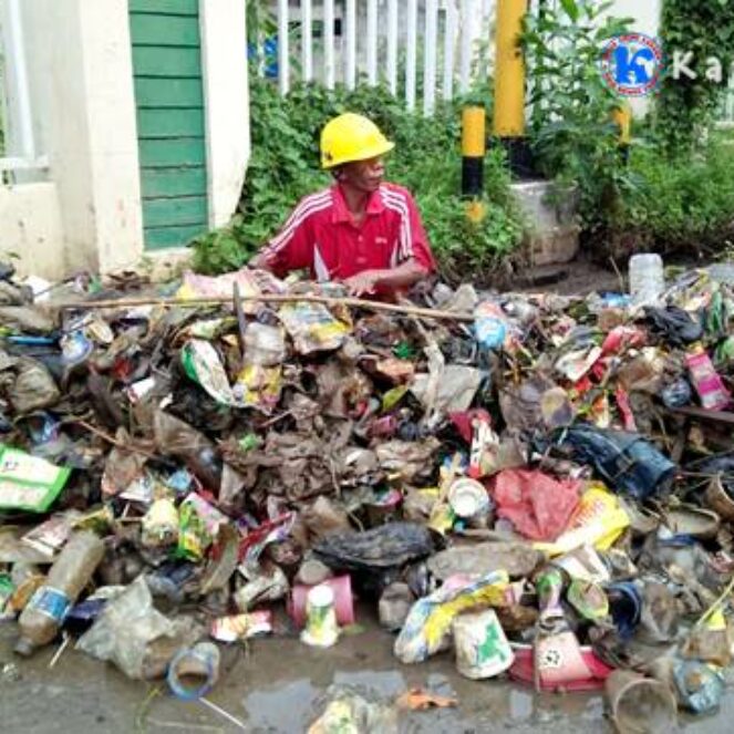 Dinas PUPR Bersihkan Sampah Menumpuk di Selokan Samping Kantor Walikota