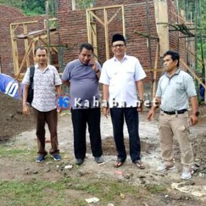Ketua DPRD Tinjau Progres Pembangunan Rumah di Lahan Relokasi