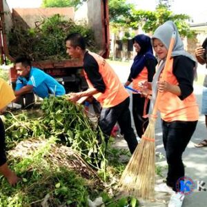 Jumat Bersih, Relawan Rabadompu Barat Bersihkan Sampah Sepanjang Jalan