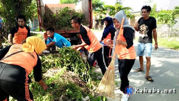 Jumat Bersih, Relawan Rabadompu Barat Bersihkan Sampah Sepanjang Jalan - Kabar Harian Bima