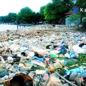 Pantai Kolo Berubah Jadi Tempat Pembuangan Sampah