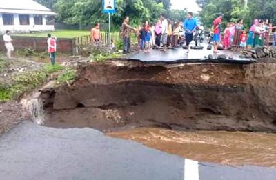 Diterjang Banjir, Jembatan Desa Rasabou Tambora Ambruk - Kabar Harian Bima