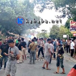 Tuntut Pelaku Penusukan Ditangkap, Warga Blokir Jalan Sekitar PKU Muhammadiyah