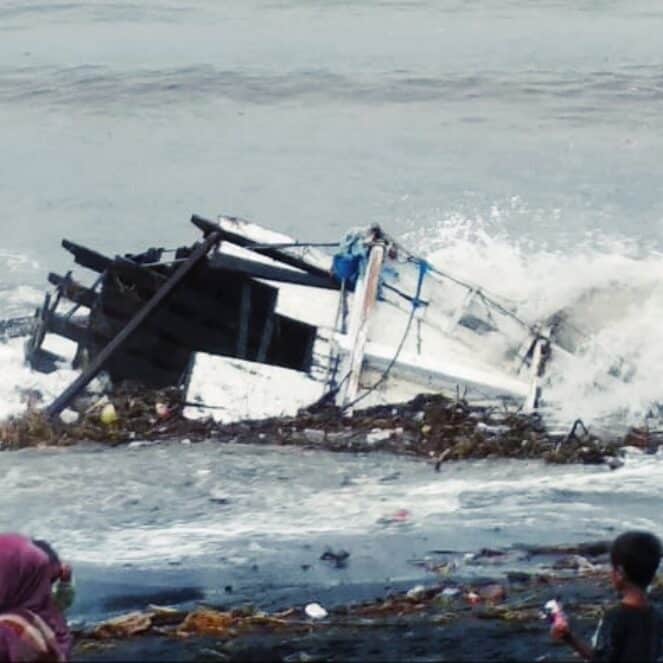 Badai dan Gelombang Tinggi, Puluhan Perahu di Sangiang Rusak