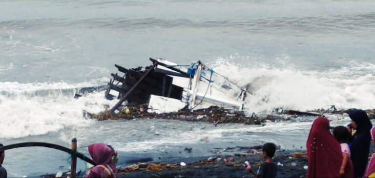 Badai dan Gelombang Tinggi, Puluhan Perahu di Sangiang Rusak - Kabar Harian Bima