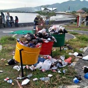 Sampah Berserakan di Taman Amahami, Kemana Petugas Sampah?