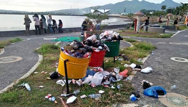 Sampah Berserakan di Taman Amahami, Kemana Petugas Sampah? - Kabar Harian Bima