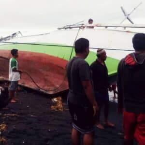 Kapal Rusak Karena Gelombang Tinggi, Nelayan di Sangiang Rugi Ratusan Juta