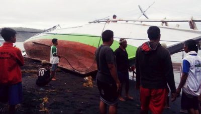 Kapal Rusak Karena Gelombang Tinggi, Nelayan di Sangiang Rugi Ratusan Juta - Kabar Harian Bima