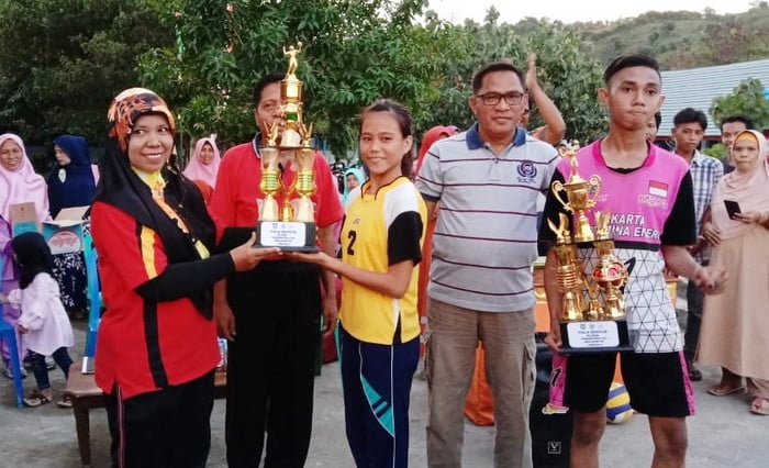 SMP 10 dan SMP 3 Woha Juara Turnamen Bola Voli SMA 5 Cup - Kabar Harian Bima