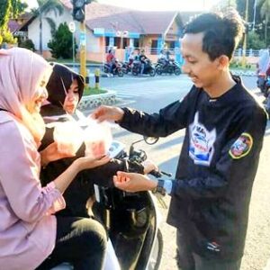 Berbagi Keberkahan, YROi Bima Bagi-Bagi Takjil