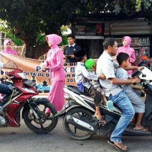Ibu-Ibu Bhayangkari di Bolo Bagi Takjil di Jalan