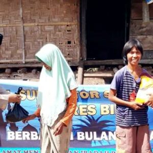 Rawat Kemanusiaan, Polsek Soromandi Bagi Takjil Gratis dan Sembako